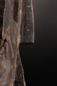 Lese/Bira /Ndaaka (?) - Repubblica Democratica del Congo, Regione Ituri : Maschera.Legno duro a patina scura.Segni d'uso.  - Asta Asta 365 | ARTE AFRICANA, OCEANICA E DELLE AMERICHE - ARTE AFRICANA Tradizionale - Associazione Nazionale - Case d'Asta italiane