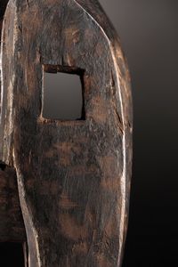 Lese/Bira /Ndaaka (?) - Repubblica Democratica del Congo, Regione Ituri : Maschera.Legno duro a patina scura.Segni d'uso.  - Asta Asta 365 | ARTE AFRICANA, OCEANICA E DELLE AMERICHE - ARTE AFRICANA Tradizionale - Associazione Nazionale - Case d'Asta italiane