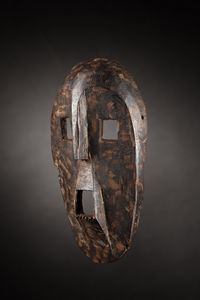 Lese/Bira /Ndaaka (?) - Repubblica Democratica del Congo, Regione Ituri : Maschera.Legno duro a patina scura.Segni d'uso.  - Asta Asta 365 | ARTE AFRICANA, OCEANICA E DELLE AMERICHE - ARTE AFRICANA Tradizionale - Associazione Nazionale - Case d'Asta italiane