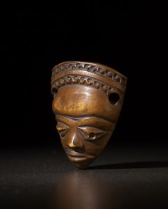 Pende - Repubblica Democratica del Congo : Maschera ciondolo Ikhoko.Avorio.Segni d'uso.  - Asta Asta 365 | ARTE AFRICANA, OCEANICA E DELLE AMERICHE - ARTE AFRICANA Tradizionale - Associazione Nazionale - Case d'Asta italiane