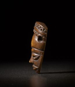 Pende - Repubblica Democratica del Congo : Maschera ciondolo Ikhoko.Avorio.Segni d'uso.  - Asta Asta 365 | ARTE AFRICANA, OCEANICA E DELLE AMERICHE - ARTE AFRICANA Tradizionale - Associazione Nazionale - Case d'Asta italiane