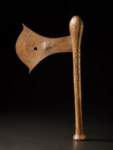 Nsapo o Songye - Repubblica Democratica del Congo - Ascia cerimoniale Kilonda.Legno, rame ferro.Segni d'uso.