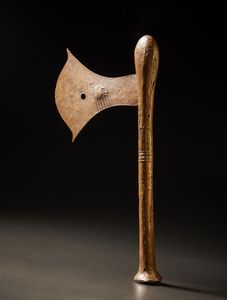 Nsapo o Songye - Repubblica Democratica del Congo : Ascia cerimoniale Kilonda.Legno, rame ferro.Segni d'uso.  - Asta Asta 365 | ARTE AFRICANA, OCEANICA E DELLE AMERICHE - ARTE AFRICANA Tradizionale - Associazione Nazionale - Case d'Asta italiane