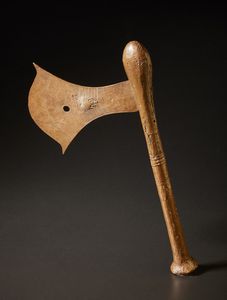 Nsapo o Songye - Repubblica Democratica del Congo : Ascia cerimoniale Kilonda.Legno, rame ferro.Segni d'uso.  - Asta Asta 365 | ARTE AFRICANA, OCEANICA E DELLE AMERICHE - ARTE AFRICANA Tradizionale - Associazione Nazionale - Case d'Asta italiane