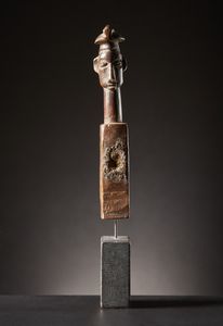 Yaka - Repubblica Democratica del Congo : Feticcio.Legno duro a patina naturale e lucida, sostanze magiche.Segni d'uso.Con base.  - Asta Asta 365 | ARTE AFRICANA, OCEANICA E DELLE AMERICHE - ARTE AFRICANA Tradizionale - Associazione Nazionale - Case d'Asta italiane
