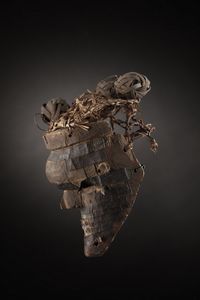 Salampasu - Repubblica Democratica del Congo : Maschera Wamulandwa.Legno duro, fibre e lamelle di rame.Patina naturale. segni d'uso.  - Asta Asta 365 | ARTE AFRICANA, OCEANICA E DELLE AMERICHE - ARTE AFRICANA Tradizionale - Associazione Nazionale - Case d'Asta italiane