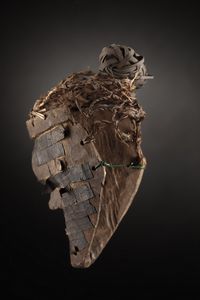 Salampasu - Repubblica Democratica del Congo : Maschera Wamulandwa.Legno duro, fibre e lamelle di rame.Patina naturale. segni d'uso.  - Asta Asta 365 | ARTE AFRICANA, OCEANICA E DELLE AMERICHE - ARTE AFRICANA Tradizionale - Associazione Nazionale - Case d'Asta italiane