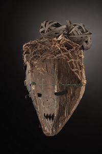 Salampasu - Repubblica Democratica del Congo : Maschera Wamulandwa.Legno duro, fibre e lamelle di rame.Patina naturale. segni d'uso.  - Asta Asta 365 | ARTE AFRICANA, OCEANICA E DELLE AMERICHE - ARTE AFRICANA Tradizionale - Associazione Nazionale - Case d'Asta italiane