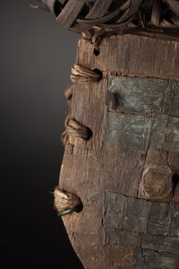 Salampasu - Repubblica Democratica del Congo : Maschera Wamulandwa.Legno duro, fibre e lamelle di rame.Patina naturale. segni d'uso.  - Asta Asta 365 | ARTE AFRICANA, OCEANICA E DELLE AMERICHE - ARTE AFRICANA Tradizionale - Associazione Nazionale - Case d'Asta italiane