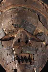 Salampasu - Repubblica Democratica del Congo : Maschera Wamulandwa.Legno duro, fibre e lamelle di rame.Patina naturale. segni d'uso.  - Asta Asta 365 | ARTE AFRICANA, OCEANICA E DELLE AMERICHE - ARTE AFRICANA Tradizionale - Associazione Nazionale - Case d'Asta italiane