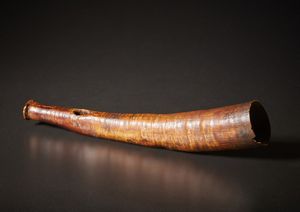 Mangbetu - Repubblica Democratica del Congo : Olifante da caccia.Avorio a patina scura e lucida.Piccoli difetti e segni d'uso.  - Asta Asta 365 | ARTE AFRICANA, OCEANICA E DELLE AMERICHE - ARTE AFRICANA Tradizionale - Associazione Nazionale - Case d'Asta italiane