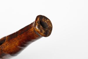 Mangbetu - Repubblica Democratica del Congo : Olifante da caccia.Avorio a patina scura e lucida.Piccoli difetti e segni d'uso.  - Asta Asta 365 | ARTE AFRICANA, OCEANICA E DELLE AMERICHE - ARTE AFRICANA Tradizionale - Associazione Nazionale - Case d'Asta italiane