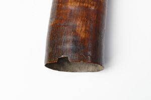 Mangbetu - Repubblica Democratica del Congo : Olifante da caccia.Avorio a patina scura e lucida.Piccoli difetti e segni d'uso.  - Asta Asta 365 | ARTE AFRICANA, OCEANICA E DELLE AMERICHE - ARTE AFRICANA Tradizionale - Associazione Nazionale - Case d'Asta italiane