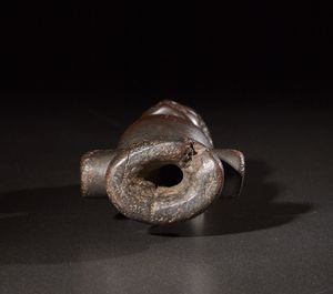 Chokwe o Lwena - Repubblica democrtica del Congo, Angola : Fischietto antropomorfo.Legno duro a patina scura.Segni d'uso.  - Asta Asta 365 | ARTE AFRICANA, OCEANICA E DELLE AMERICHE - ARTE AFRICANA Tradizionale - Associazione Nazionale - Case d'Asta italiane