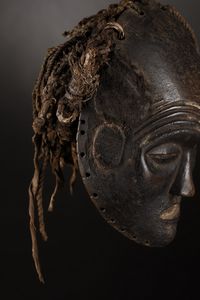 Chokwe - Angola, Zambia : Maschera Chihongo.Legno duro a patina scura, rami, fibre, tessuto, corda, pigmenti e capelli umani.Piccoli difetti e numerosi segni d'uso.  - Asta Asta 365 | ARTE AFRICANA, OCEANICA E DELLE AMERICHE - ARTE AFRICANA Tradizionale - Associazione Nazionale - Case d'Asta italiane