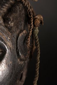 Chokwe - Angola, Zambia : Maschera Chihongo.Legno duro a patina scura, rami, fibre, tessuto, corda, pigmenti e capelli umani.Piccoli difetti e numerosi segni d'uso.  - Asta Asta 365 | ARTE AFRICANA, OCEANICA E DELLE AMERICHE - ARTE AFRICANA Tradizionale - Associazione Nazionale - Case d'Asta italiane
