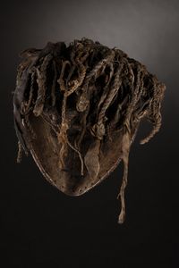 Chokwe - Angola, Zambia : Maschera Chihongo.Legno duro a patina scura, rami, fibre, tessuto, corda, pigmenti e capelli umani.Piccoli difetti e numerosi segni d'uso.  - Asta Asta 365 | ARTE AFRICANA, OCEANICA E DELLE AMERICHE - ARTE AFRICANA Tradizionale - Associazione Nazionale - Case d'Asta italiane