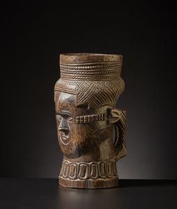 Kuba - Repubblica democratica del Congo - Coppa per libagione o Mbwoongntey.Legno duro a patina lucida.Difetti, una crepa e segni d'uso.