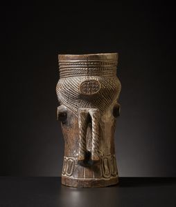 Kuba - Repubblica democratica del Congo : Coppa per libagione o Mbwoongntey.Legno duro a patina lucida.Difetti, una crepa e segni d'uso.  - Asta Asta 365 | ARTE AFRICANA, OCEANICA E DELLE AMERICHE - ARTE AFRICANA Tradizionale - Associazione Nazionale - Case d'Asta italiane