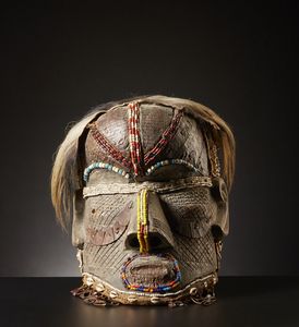 Kuba - Repubblica democratica del Congo : Maschera elmo Bwoom.Legno duro a patina naturale, metallo, tessuto, perline, conchiglie, semi e pelliccia animale.Segni d'uso.  - Asta Asta 365 | ARTE AFRICANA, OCEANICA E DELLE AMERICHE - ARTE AFRICANA Tradizionale - Associazione Nazionale - Case d'Asta italiane