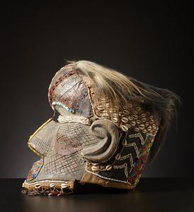 Kuba - Repubblica democratica del Congo : Maschera elmo Bwoom.Legno duro a patina naturale, metallo, tessuto, perline, conchiglie, semi e pelliccia animale.Segni d'uso.  - Asta Asta 365 | ARTE AFRICANA, OCEANICA E DELLE AMERICHE - ARTE AFRICANA Tradizionale - Associazione Nazionale - Case d'Asta italiane