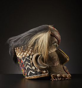 Kuba - Repubblica democratica del Congo : Maschera elmo Bwoom.Legno duro a patina naturale, metallo, tessuto, perline, conchiglie, semi e pelliccia animale.Segni d'uso.  - Asta Asta 365 | ARTE AFRICANA, OCEANICA E DELLE AMERICHE - ARTE AFRICANA Tradizionale - Associazione Nazionale - Case d'Asta italiane
