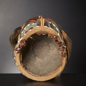 Kuba - Repubblica democratica del Congo : Maschera elmo Bwoom.Legno duro a patina naturale, metallo, tessuto, perline, conchiglie, semi e pelliccia animale.Segni d'uso.  - Asta Asta 365 | ARTE AFRICANA, OCEANICA E DELLE AMERICHE - ARTE AFRICANA Tradizionale - Associazione Nazionale - Case d'Asta italiane