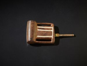 Zulu - Sudafrica : Pipa.Legno duro a patina scura, pigmento, metallo.Segni d'uso.  - Asta Asta 365 | ARTE AFRICANA, OCEANICA E DELLE AMERICHE - ARTE AFRICANA Tradizionale - Associazione Nazionale - Case d'Asta italiane