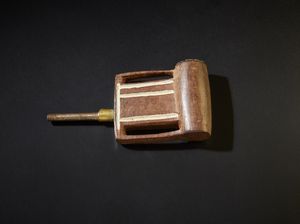 Zulu - Sudafrica : Pipa.Legno duro a patina scura, pigmento, metallo.Segni d'uso.  - Asta Asta 365 | ARTE AFRICANA, OCEANICA E DELLE AMERICHE - ARTE AFRICANA Tradizionale - Associazione Nazionale - Case d'Asta italiane