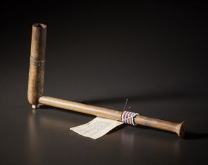 Xhosa - Sudafrica : Pipa da donna.Legno duro a patina naturale, metallo e perline.Una rottura con restauro, segni d'uso ed un'etichetta di vendita.  - Asta Asta 365 | ARTE AFRICANA, OCEANICA E DELLE AMERICHE - ARTE AFRICANA Tradizionale - Associazione Nazionale - Case d'Asta italiane