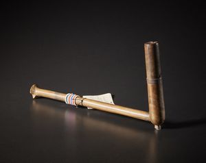 Xhosa - Sudafrica : Pipa da donna.Legno duro a patina naturale, metallo e perline.Una rottura con restauro, segni d'uso ed un'etichetta di vendita.  - Asta Asta 365 | ARTE AFRICANA, OCEANICA E DELLE AMERICHE - ARTE AFRICANA Tradizionale - Associazione Nazionale - Case d'Asta italiane