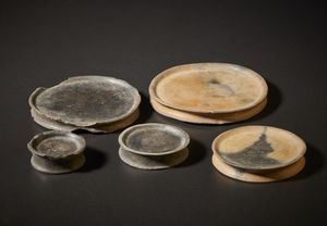 Mursi - Etiopia - Lotto di cinque dischi labiali  di varie dimensioni.Terracotta.Difetti mancanze e segni d'uso.