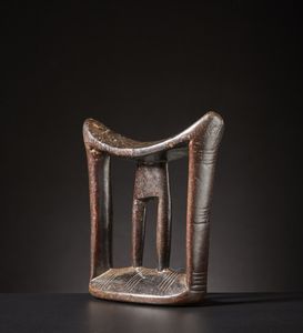 Kambatta - Etiopia : Poggiatesta.Legno duro a patina scura.Segni d'uso.  - Asta Asta 365 | ARTE AFRICANA, OCEANICA E DELLE AMERICHE - ARTE AFRICANA Tradizionale - Associazione Nazionale - Case d'Asta italiane