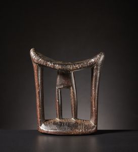 Kambatta - Etiopia : Poggiatesta.Legno duro a patina scura.Segni d'uso.  - Asta Asta 365 | ARTE AFRICANA, OCEANICA E DELLE AMERICHE - ARTE AFRICANA Tradizionale - Associazione Nazionale - Case d'Asta italiane