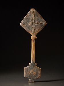 Etiopia : Croce copta.Legno duro a patina scura.Segni d'uso.  - Asta Asta 365 | ARTE AFRICANA, OCEANICA E DELLE AMERICHE - ARTE AFRICANA Tradizionale - Associazione Nazionale - Case d'Asta italiane