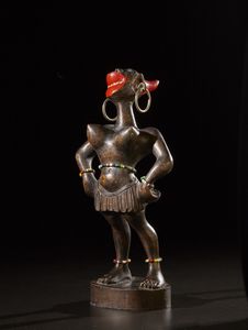 AUTORE NON IDENTIFICATO - Scultura in  legno di  figura femminile.Legno, metallo, perline e pigmenti.Europa, prima metà del '900.