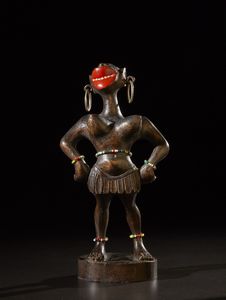 AUTORE NON IDENTIFICATO : Scultura in  legno di  figura femminile.Legno, metallo, perline e pigmenti.Europa, prima met� del '900.  - Asta Asta 365 | ARTE AFRICANA, OCEANICA E DELLE AMERICHE - ARTE AFRICANA Tradizionale - Associazione Nazionale - Case d'Asta italiane