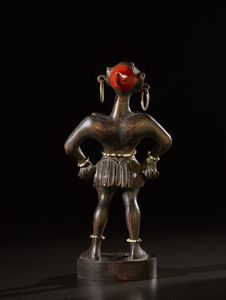 AUTORE NON IDENTIFICATO : Scultura in  legno di  figura femminile.Legno, metallo, perline e pigmenti.Europa, prima met� del '900.  - Asta Asta 365 | ARTE AFRICANA, OCEANICA E DELLE AMERICHE - ARTE AFRICANA Tradizionale - Associazione Nazionale - Case d'Asta italiane