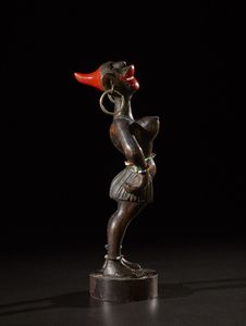AUTORE NON IDENTIFICATO : Scultura in  legno di  figura femminile.Legno, metallo, perline e pigmenti.Europa, prima met� del '900.  - Asta Asta 365 | ARTE AFRICANA, OCEANICA E DELLE AMERICHE - ARTE AFRICANA Tradizionale - Associazione Nazionale - Case d'Asta italiane