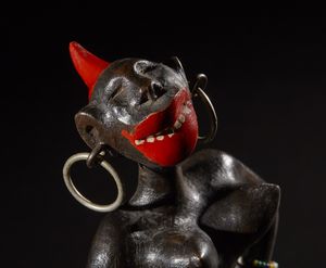 AUTORE NON IDENTIFICATO : Scultura in  legno di  figura femminile.Legno, metallo, perline e pigmenti.Europa, prima met� del '900.  - Asta Asta 365 | ARTE AFRICANA, OCEANICA E DELLE AMERICHE - ARTE AFRICANA Tradizionale - Associazione Nazionale - Case d'Asta italiane