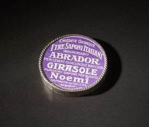 AUTORE NON IDENTIFICATO : Piccolo gioco di abilit� pubblicitario, Italia, primi anni del '900.Carta, metallo e materiale plastico.  - Asta Asta 365 | ARTE AFRICANA, OCEANICA E DELLE AMERICHE - ARTE AFRICANA Tradizionale - Associazione Nazionale - Case d'Asta italiane