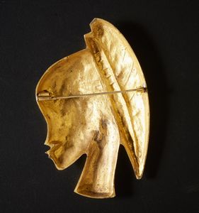 AUTORE NON IDENTIFICATO : Spilla in fusione.Anni '50 circa.Ottone.  - Asta Asta 365 | ARTE AFRICANA, OCEANICA E DELLE AMERICHE - ARTE AFRICANA Tradizionale - Associazione Nazionale - Case d'Asta italiane