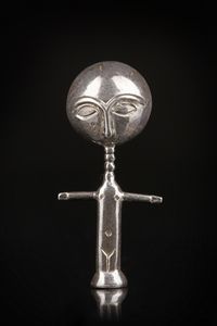 AUTORE NON IDENTIFICATO - Ciondolo in argento di produzione europea riproducente  scultura Akuaba.