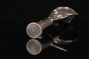 AUTORE NON IDENTIFICATO : Ciondolo in argento di produzione europea riproducente  scultura Akuaba.  - Asta Asta 365 | ARTE AFRICANA, OCEANICA E DELLE AMERICHE - ARTE AFRICANA Tradizionale - Associazione Nazionale - Case d'Asta italiane