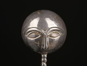 AUTORE NON IDENTIFICATO : Ciondolo in argento di produzione europea riproducente  scultura Akuaba.  - Asta Asta 365 | ARTE AFRICANA, OCEANICA E DELLE AMERICHE - ARTE AFRICANA Tradizionale - Associazione Nazionale - Case d'Asta italiane