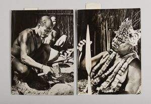 AUTORE NON IDENTIFICATO - Il Fabbricatore di zagaglie presso la casa reale Zulu.Stampe alla gelatina sali d'argento.Anni '59.