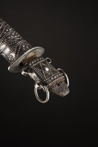 Tuareg - Sahara : Frammento di sella.Ferro, legno, argento e tessuto.Segni d'uso.  - Asta Asta 365 | ARTE AFRICANA, OCEANICA E DELLE AMERICHE - ARTE AFRICANA Tradizionale - Associazione Nazionale - Case d'Asta italiane