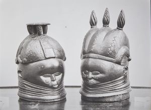 Mende - Sierra Leone : Maschera a casco.Legno duro  a patina nera, chiodi.Mancanze, difetti, restauri e magnifici segni d'uso.Ex collezione Ren� Druart.  - Asta Asta 365 | ARTE AFRICANA, OCEANICA E DELLE AMERICHE - ARTE AFRICANA Tradizionale - Associazione Nazionale - Case d'Asta italiane