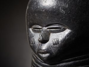 Mende - Sierra Leone : Maschera a casco.Legno duro  a patina nera, chiodi.Mancanze, difetti, restauri e magnifici segni d'uso.Ex collezione Ren� Druart.  - Asta Asta 365 | ARTE AFRICANA, OCEANICA E DELLE AMERICHE - ARTE AFRICANA Tradizionale - Associazione Nazionale - Case d'Asta italiane