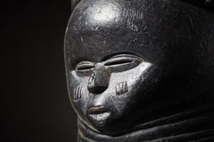 Mende - Sierra Leone : Maschera a casco.Legno duro  a patina nera, chiodi.Mancanze, difetti, restauri e magnifici segni d'uso.Ex collezione Ren� Druart.  - Asta Asta 365 | ARTE AFRICANA, OCEANICA E DELLE AMERICHE - ARTE AFRICANA Tradizionale - Associazione Nazionale - Case d'Asta italiane